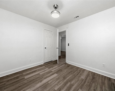 618 Jupiter Way - Photo Thumbnail 9
