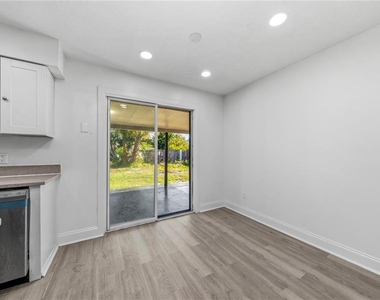 618 Jupiter Way - Photo Thumbnail 4