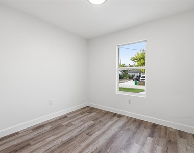 9275 Anita Avenue - Photo Thumbnail 3