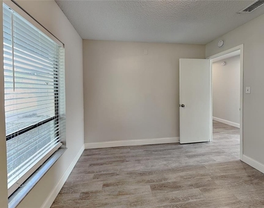 2709 Manor Hill Drive - Photo Thumbnail 10
