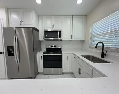 270 W Pineloch Avenue - Photo Thumbnail 4