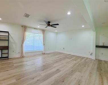 16948 Corner Hill Court - Photo Thumbnail 6