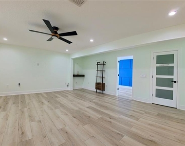 16948 Corner Hill Court - Photo Thumbnail 8