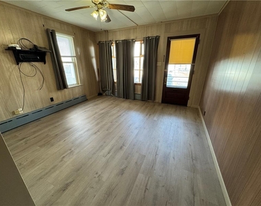 250 N 4th Street - Photo Thumbnail 2