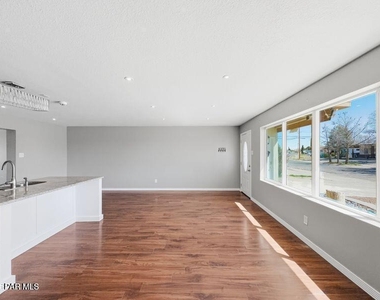 7107 Parkland Drive - Photo Thumbnail 10