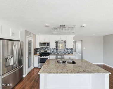 7107 Parkland Drive - Photo Thumbnail 9