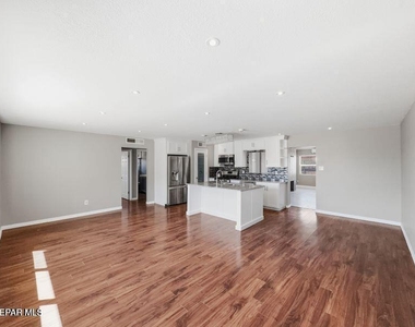 7107 Parkland Drive - Photo Thumbnail 15