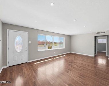 7107 Parkland Drive - Photo Thumbnail 4