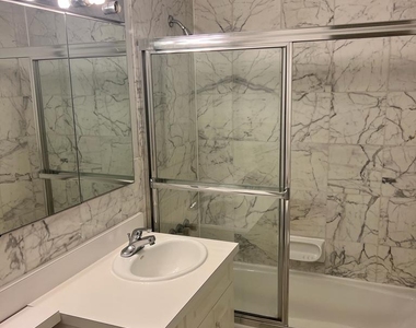 E 87th Street / York Avenue - Photo Thumbnail 1