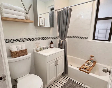 712 West - Photo Thumbnail 2