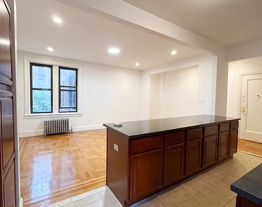 712 West - Photo Thumbnail 8