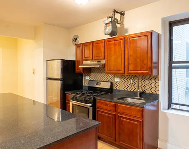 712 West - Photo Thumbnail 7