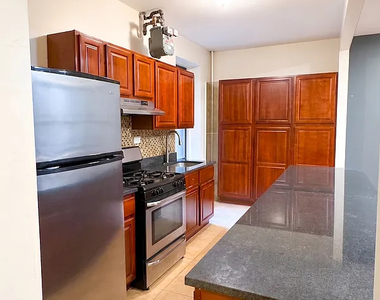 712 West - Photo Thumbnail 5