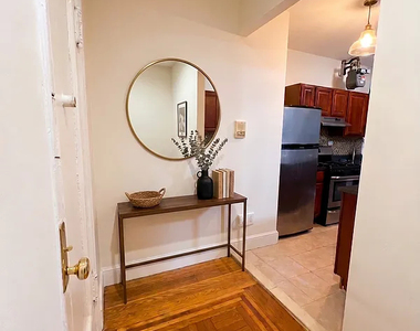 712 West - Photo Thumbnail 13