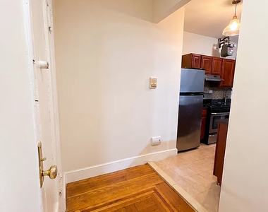 712 West - Photo Thumbnail 11