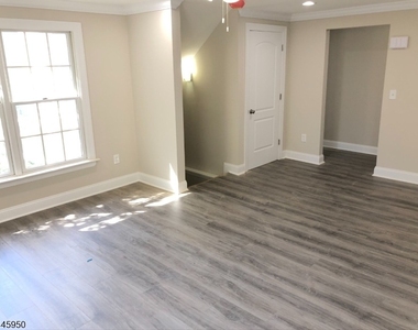 35 Phoenix Ave - Photo Thumbnail 4