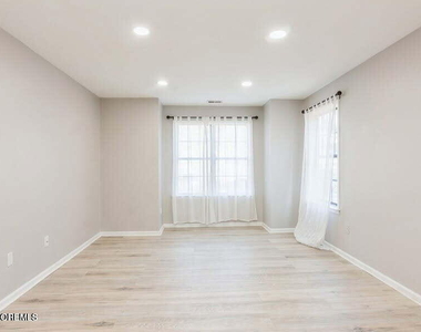 1101 Stoneridge Circle - Photo Thumbnail 7