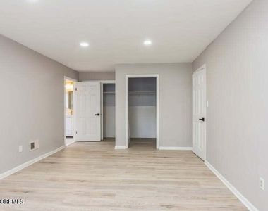 1101 Stoneridge Circle - Photo Thumbnail 8