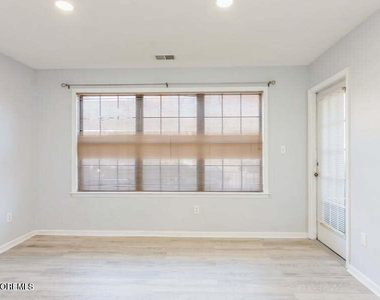 1101 Stoneridge Circle - Photo Thumbnail 4