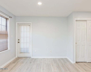 1101 Stoneridge Circle - Photo Thumbnail 5