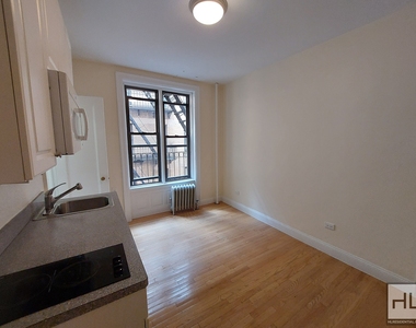 West 45 Street - Photo Thumbnail 2