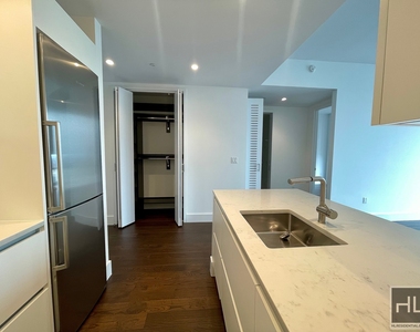 East 44th Street - Photo Thumbnail 2