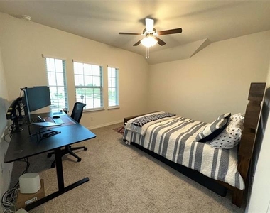 809 Lone Rock Drive - Photo Thumbnail 7