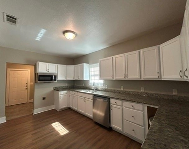 925 W Nelson Street - Photo Thumbnail 6