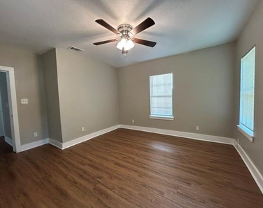 925 W Nelson Street - Photo Thumbnail 14