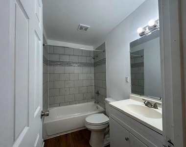 925 W Nelson Street - Photo Thumbnail 13