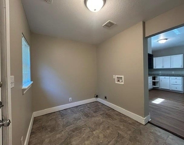 925 W Nelson Street - Photo Thumbnail 17