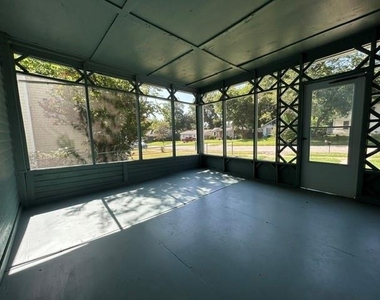 925 W Nelson Street - Photo Thumbnail 2