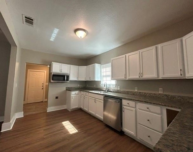 925 W Nelson Street - Photo Thumbnail 5