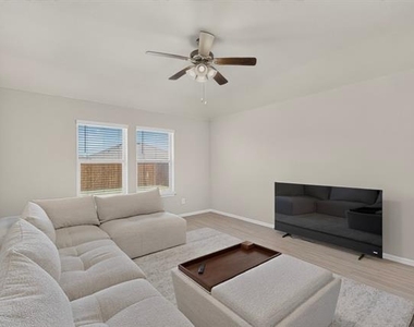 332 Pecos Drive - Photo Thumbnail 3