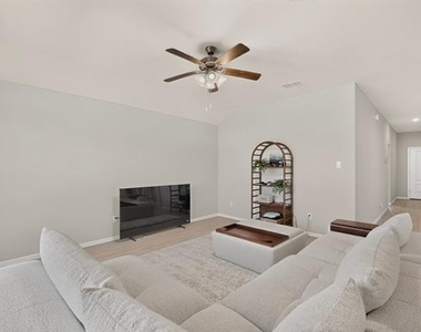 332 Pecos Drive - Photo Thumbnail 4
