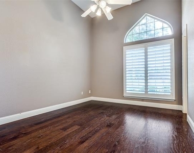 2913 Bellerive Drive - Photo Thumbnail 15