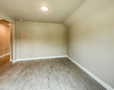 1516 Elizabeth Street - Photo Thumbnail 4