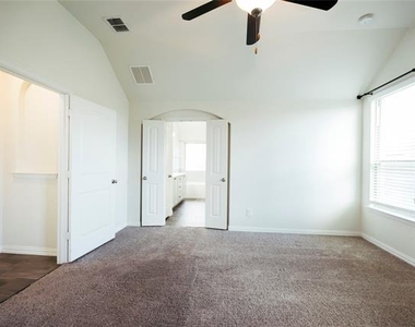 816 Black Hawk Dr - Photo Thumbnail 6