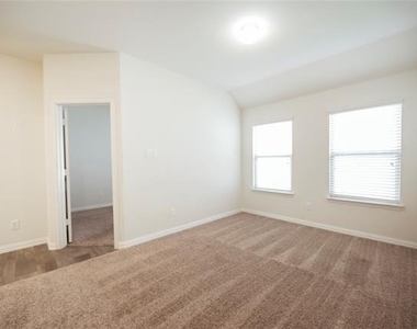 816 Black Hawk Dr - Photo Thumbnail 16