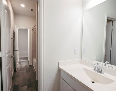 816 Black Hawk Dr - Photo Thumbnail 17