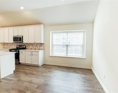 816 Black Hawk Dr - Photo Thumbnail 4