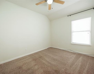 816 Black Hawk Dr - Photo Thumbnail 13