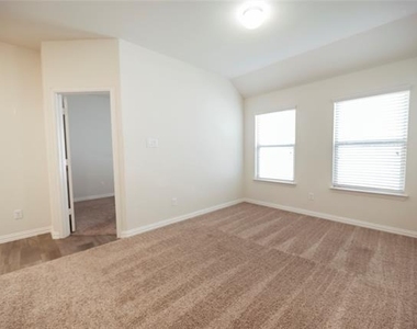 816 Black Hawk Dr - Photo Thumbnail 15