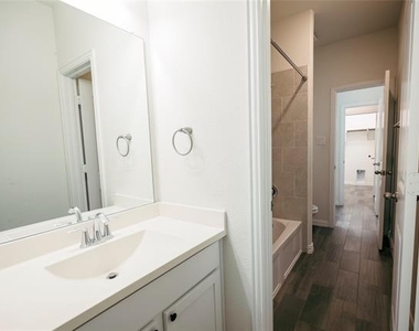 816 Black Hawk Dr - Photo Thumbnail 18