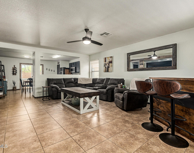 3032 W Red Fox Road - Photo Thumbnail 3