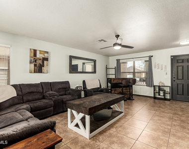3032 W Red Fox Road - Photo Thumbnail 4