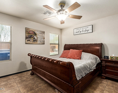 3032 W Red Fox Road - Photo Thumbnail 14
