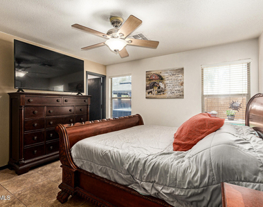 3032 W Red Fox Road - Photo Thumbnail 16