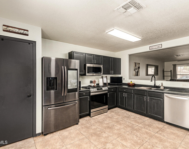 3032 W Red Fox Road - Photo Thumbnail 9