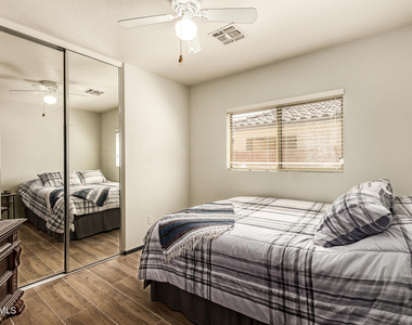 3032 W Red Fox Road - Photo Thumbnail 19